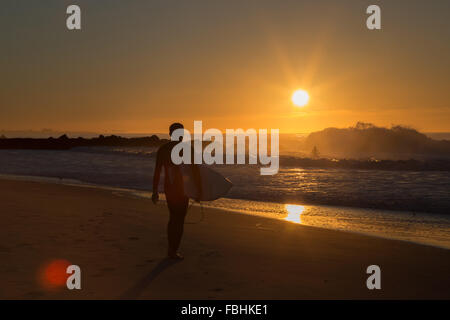 Am frühen Morgen Surfsession in Rockaway Strand, Königinnen, New York. Fotografiert am Oktober 2015. Stockfoto