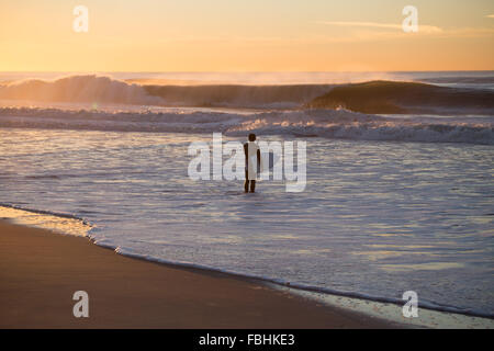 Surfer etwa zu hohe Brandung, paddeln. Fotografiert in Rockaway Strand, Königinnen, New York, im Oktober 2015. Stockfoto