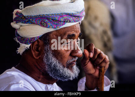 Oman.  Nachdenklich Greis trägt seine Msarr (Massar) mit Gehstock. Stockfoto