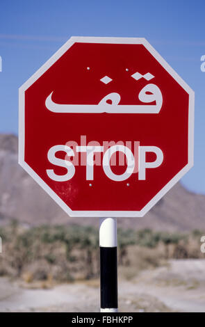 Mudhaireb (Mudayrib), Oman.  Zweisprachige Stop-Schild. Stockfoto