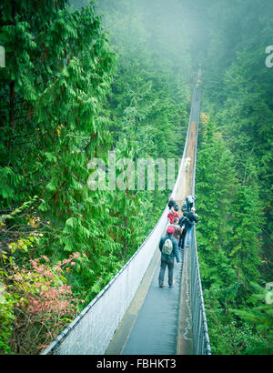 Die Capilano Suspension Bridge, eine beliebte Touristenattraktion am Capilano Suspension Bridge Park in North Vancouver, Kanada. Stockfoto