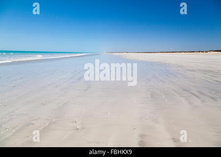 Eighty Mile Beach befindet sich am Strand zwischen Port Hedland und Broome und ist ein idealer Zwischenstopp auf dieser langen Strecke Stockfoto