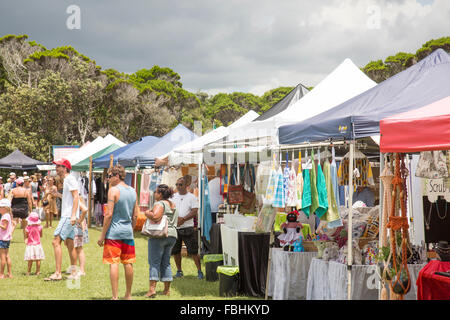 Sonntagsmarkt in Lennox Head, New-South.Wales, mit dunklen Gewitterwolken Overhead, Australien Stockfoto