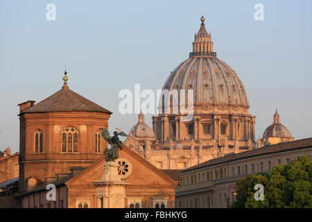 Kuppel der Basilika St. Peter bei Sonnenaufgang, Vatikanstadt, Rom, Italien. Stockfoto
