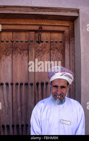 Jabrin, Oman.  Reiseleiter am Jabrin Fort, eine Msarr, die traditionelle omanische Kopfschmuck und weißen Dischdascha tragen. Stockfoto