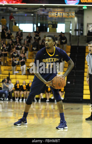 Towson, MD, USA. 16. Januar 2016. Drexel Dragons bewachen Tavon Allen #11 in Aktion in der zweiten Hälfte von der NCAA Basketball-Spiel zwischen den Towson Tigers und Drexel Dragons in SECU Arena in Towson MD. Towson besiegte Drexel 69-50. Kenia Allen/CSM/Alamy Live-Nachrichten Stockfoto