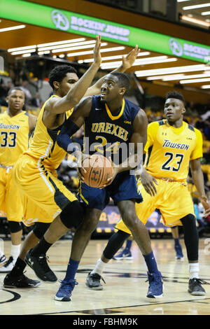 Towson, MD, USA. 16. Januar 2016. Drexel Dragons weiterleiten Rodney Williams #24 in Aktion in der zweiten Hälfte der NCAA Basketball-Spiel zwischen den Towson Tigers und Drexel Dragons in SECU Arena in Towson MD. Towson besiegte Drexel 69-50. Kenia Allen/CSM/Alamy Live-Nachrichten Stockfoto