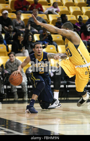 Towson, MD, USA. 16. Januar 2016. Drexel Dragons bewachen Sammy Mojica #2 in Aktion in der zweiten Hälfte von der NCAA Basketball-Spiel zwischen den Towson Tigers und Drexel Dragons in SECU Arena in Towson MD. Towson besiegte Drexel 69-50. Kenia Allen/CSM/Alamy Live-Nachrichten Stockfoto