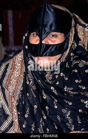 Qurum, Oman.  Frau mittleren Alters tragen eine Gesichtsmaske (Burka). Stockfoto