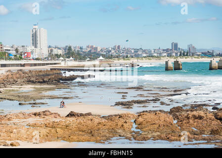 Blick auf die Stadt vom Strand bei Summerstrand, Port Elizabeth, Nelson Mandela Bay Municipality, Provinz Eastern Cape, Südafrika Stockfoto