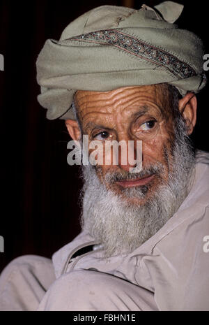 Muscat, Oman.  Alter Mann tragen traditionelle omanische Msarr. Stockfoto