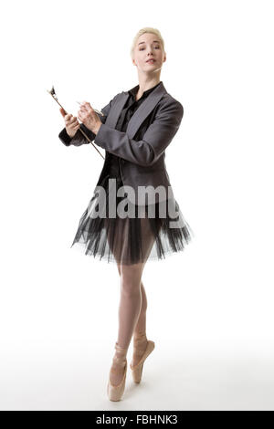 Ballerina-Modell En Pointe, hält eine Zwischenablage und Stift Stockfoto