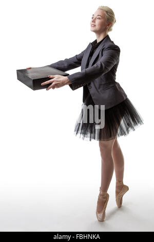 Ballerina-Modell En Pointe, hält einen schwarzen Ordner Stockfoto