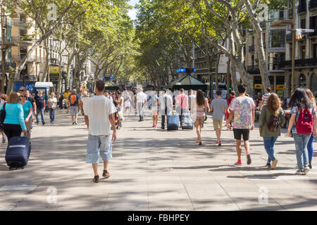 Barcelona, Spanien-September 5. 2015: Fußgänger auf der Rambla de Canaletes. Die Ramblas sind berühmte Einkaufsstraßen der Stadt. Stockfoto