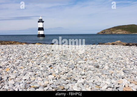 Penmon Leuchtturm und Pebble Beach, Anglesey, Wales UK Stockfoto