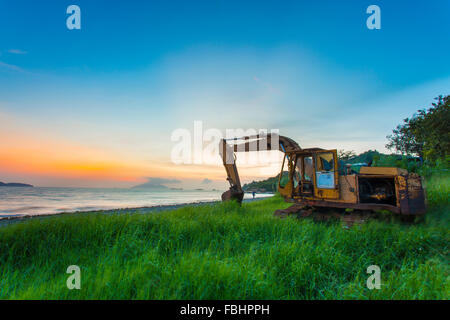 Muldenkipper bei Sonnenuntergang am Strand entlang Stockfoto