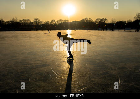 Peking, China. 5. Januar 2016. Ein skating-Liebhaber führt auf eine Eisbahn am Shichahai, einer malerischen Gegend in Peking, Hauptstadt von China, 5. Januar 2016. © Yin Dongxun/Xinhua/Alamy Live-Nachrichten Stockfoto