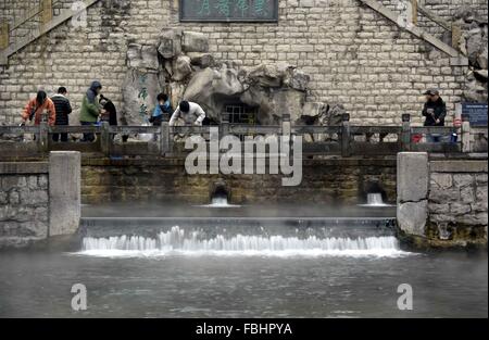 Jinan, China Shandong Provinz. 17. Januar 2016. Menschen bekommen Wasser aus Nebel umhüllt Heihu Frühjahr in Jinan, der Hauptstadt der ostchinesischen Provinz Shandong, 17. Januar 2016. © Zhu Zheng/Xinhua/Alamy Live-Nachrichten Stockfoto