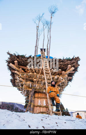 Die vorbereiteten Scheiterhaufen für das Feuer Festival, Dosojin Matsuri, am Nozawaonsen in Nagano, Japan Stockfoto