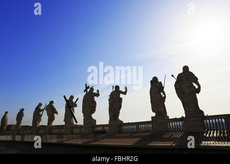 Statuen von Heiligen auf Dach der St. Peter Basilika, Vatikanstadt, Rom, Italien. Stockfoto