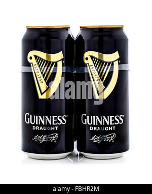 4 Pack of Guinness, das beliebte irische Bier auf weißem Hintergrund Stockfoto