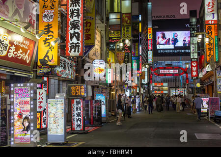 KABUKICHO, Tokio - 4 AUG: Belebten Nachtleben in Kabukicho, die Unterhaltung in Shinjuku am 4. August 2015. Stockfoto