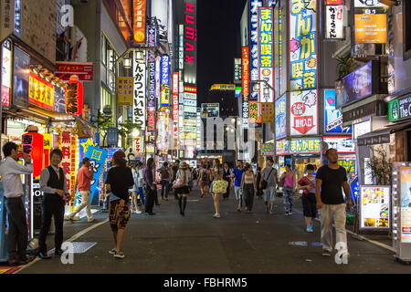 KABUKICHO, Tokio - 4 AUG: Belebten Nachtleben in Kabukicho, die Unterhaltung in Shinjuku am 4. August 2015. Stockfoto