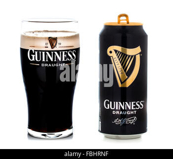 Pint Guinness, das beliebte irische Bier auf weißem Hintergrund Stockfoto