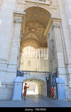 Päpstliche Schweizer Wachen außerhalb St. Peter Basilika, Vatikanstadt, Rom, Italien. Stockfoto