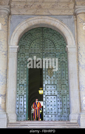 Päpstliche Schweizer schützen außerhalb St. Peter Basilika, Vatikanstadt, Rom, Italien. Stockfoto