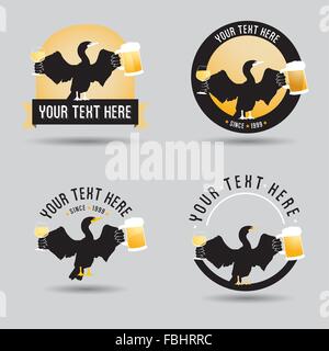 Pub-Logo-Design mit einem Kormoran halten Sie ein Glas Wein und einem Krug Bier Stock Vektor