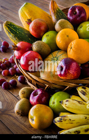 Früchte in einem Korb, Obst, frisches Obst, verschiedene Früchte, Äpfel und Orangen, saftige Früchte, gemischte Früchte, ernähren Sie sich gesund Stockfoto