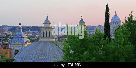 Kuppeln der Kirchen Santa Maria (und der Basilika St. Peter im Hintergrund) in der Dämmerung, Rom, Italien. Blick vom Pinicio Hill Gardens. Stockfoto