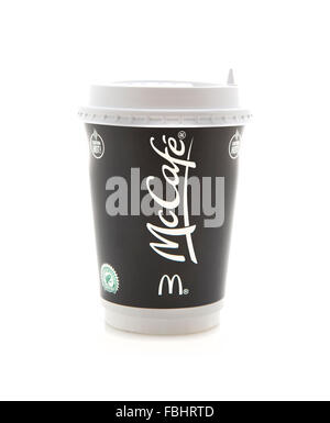 Tasse McDoinalds McCafe Kaffee auf weißem Hintergrund Stockfoto