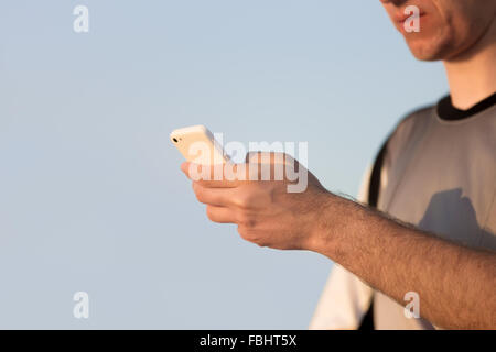 Junge kaukasischen Mannhände halten Handy app verwenden, die Aufforderung, Text messaging oder Rufnummer, Nahaufnahme, Raum kopieren Stockfoto