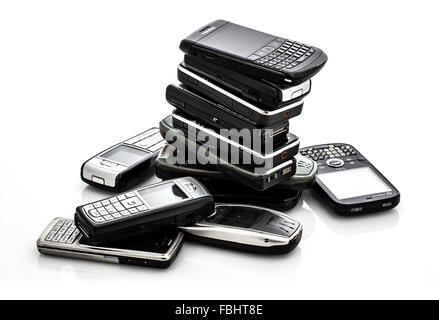 Haufen von alten Handys bereit für das recycling auf weißem Hintergrund Stockfoto