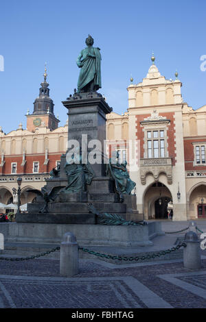 Polen, Krakau, Altstadt, Adam-Mickiewicz-Denkmal und Tuchhallen - Tuchhallen am Hauptmarkt Stockfoto