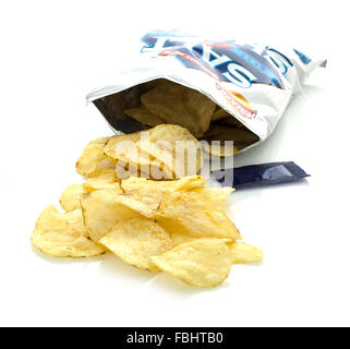 Walkers Salt und schütteln Sie Chips auf einem weißen Hintergrund Stockfoto