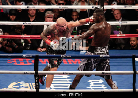 Brooklyn, New York, USA. 17. Januar 2016. DEONTAY WILDER (Silber Stämme) und ARTUR SZPILKA Schlacht in einem WBC-Schwergewichts-Titelkampf bei Barclays Center in Brooklyn, New York. Bildnachweis: Joel Plummer/ZUMA Draht/Alamy Live-Nachrichten Stockfoto