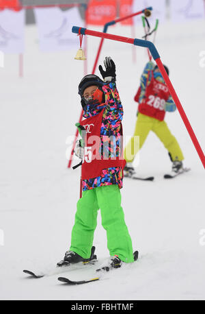 Fusong, Chinas Provinz Jilin. 17. Januar 2016. Ein Kind übt Skifahren in einem Resort in Fusong County, Nordost-China Jilin Provinz, am 17. Januar 2016. Zwanzig Skigebiete in ganz China organisiert Aktivitäten für die World Snow Day am Sonntag. © Xu Chang/Xinhua/Alamy Live-Nachrichten Stockfoto