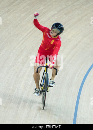 Hong Kong.16th Jan 2016. Womens Sprint Finale Rennen für Silber und Gold. Hong Kongs Wat Sze Lee nimmt Silber (schwarze Handschuhe) und China' Lin Junhong nimmt Gold UCI Track Cycling World Cup Stockfoto