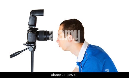 Junger Mann auf der Suche in die Kameralinse auf weißem Hintergrund Stockfoto