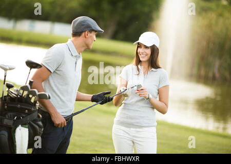 Junges Paar am Golfplatz Stockfoto