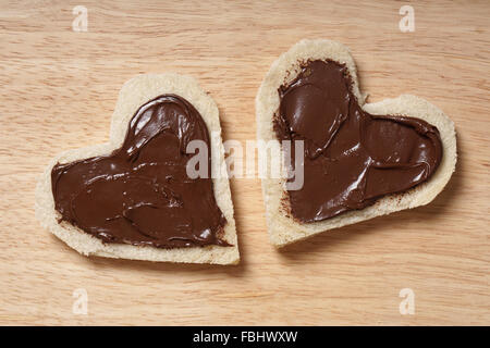 zwei herzförmige Brotscheiben mit Nutella Stockfoto