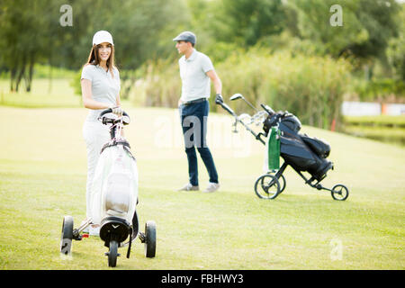 Junges Paar am Golfplatz Stockfoto