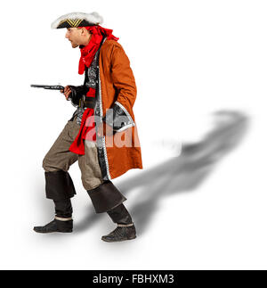 Junger Mann in einem Piratenkostüm mit Pistole isolierten auf weißen Hintergrund Stockfoto