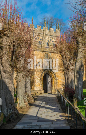 Veranda-Eingang zur St. Jakobskirche, Chipping Campden, in den Cotswolds-Gebiet von außergewöhnlicher natürlicher Schönheit. Die Kirche Wolle Stockfoto