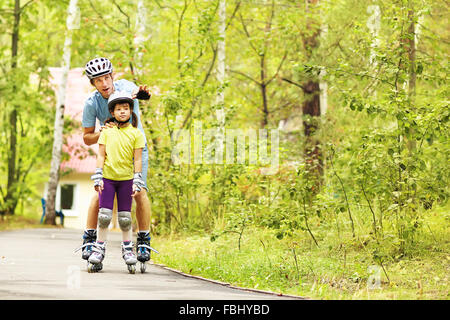 Vater und Tochter in einem Helm Stockfoto