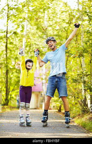 Vater und Tochter in einem Helm Stockfoto