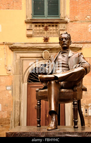 Eine Statue des Komponisten Giacomo Puccini vor seinem Bithplace in Lucca, Toskana, Italien Stockfoto